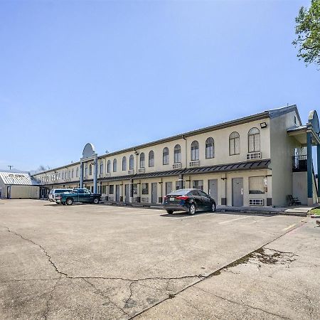 Days Inn & Suites By Wyndham Webster Nasa-Clearlake-Houston Exterior photo